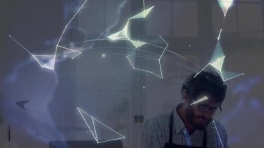 Teknoloji atölyesindeki masada çizim yapan bir kadın, bağlantıları gösteren animasyon küresel ağ örtüsüyle. Yenilik, yaratıcılık, beyin fırtınası, işbirlikçi, gelecekçi, dijital, modernizm
