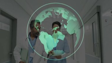 Hemşire ve doktor hastane koridorunda yürüyor, tablet verilerini gözden geçiriyorlar. Tıbbi, sağlık, takım çalışması, yenilik, teknoloji, profesyonellik, klinik