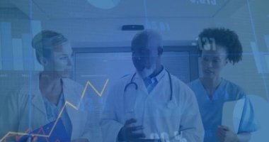 İçerideki hasta verilerini inceleyen tıbbi ekip çizgi ve bar çizelgelerini gösteriyor. Sağlık, işbirliği, dijital, analitik, profesyonellik, yenilik, teknoloji