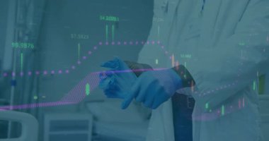 Doktor hastane koğuşunda eldiven çekiyor. Yüzen finansal tablolar ve şamdan grafikleri var. Tıbbi, sağlık, profesyonellik, yenilik, analitik, tanı, klinik