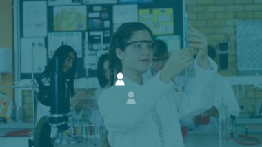 Okul fen laboratuarında test tüpü tutan kız öğrenci. Animasyon çizelgeleri ve mikroskop simgeleriyle. Bilim, eğitim, araştırma, deney, yenilik, öğrenme, keşif