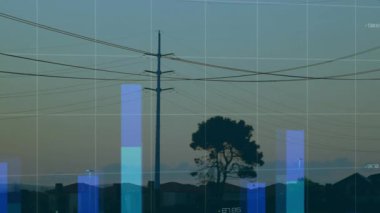 Elektrik direklerinin alacakaranlıkta görüntülenmesi dijital ızgara, dünya haritası ve veri grafiklerini gösteriyor. Enerji, altyapı, teknoloji, veri görselleştirme, ağ, sürdürülebilirlik, bağlantı
