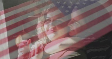 Kadın çift kanepede sarılıyor, canlı kalp ikonu ve bayrak kaplamalı pazarlama konseptini gösteriyorlar. Romantizm, samimiyet, şefkat, arkadaşlık, konforlu, modern, yaşam tarzı