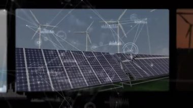 Fotovoltaik güneş panelleri güneş çiftliğinde enerji verileri üreterek ağ veri tablolarını gösteriyor. Yenilenebilir, sürdürülebilirlik, teknoloji, yenilik, yeşil enerji, altyapı, soyut