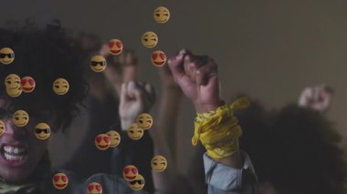 Kadın ve grup içeride yumruklarını kaldırıyor, yüzen emoji simgeleri teknoloji temasını vurguluyor. Eylemcilik, dayanışma, protesto, direniş, güçlendirme, dijital, dinamik