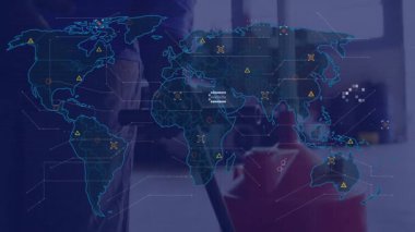 Akıllı telefon tutan ve dünya haritasını animasyonlu grafiklerle kaplayan finans panelini araştıran bir kadın. Teknoloji, yenilik, veri görselleştirme, küresel bağlantı, dijital arayüz, iş analizi, fütürist