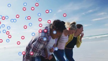 Sahilde kol kola yürüyen dört kadın, pazarlama için sosyal medya ikonları yüzerken gülüyorlar. Arkadaşlar, yoldaşlık, eğlence, açık hava, canlı, neşeli, yaşam tarzı.