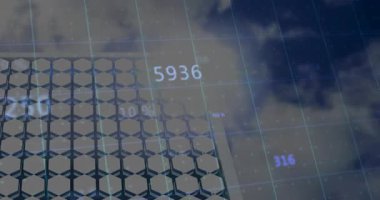 Sayısal veriler bulutlu dijital arayüzün üzerinde gezinirken altıgen fayanslar ızgarayı tekrar ediyor. Fütürist, teknoloji, veri görselleştirme, sanal, sürükleyici, minimalist, dijital