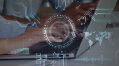 Eller dizüstü bilgisayarda HUD daire, çizelgeler, harita ve dalga formlarıyla düz tasarım arayüzü gösteriyor. Teknoloji, yenilik, veri analizi, dijital çalışma alanı, fütüristik, siber güvenlik, uzaktan çalışma