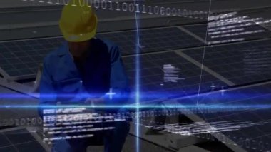 Güneş panellerinin yanında diz çöküp verileri izleyen güneş teknisyenleri yüzen ikili kodları ortaya çıkarıyorlar. Yenilenebilir, teknoloji, yenilik, enerji, fütüristik, sanayi, dijital