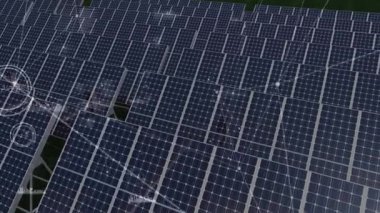 Metal çerçeve ızgarası boyunca şeffaf veri ağı grafiklerini gösteren 3 boyutlu güneş panellerini güneşe dönüştür. Yenilenebilir, teknoloji, yenilik, verimlilik, sürdürülebilirlik, geleceksel, altyapı