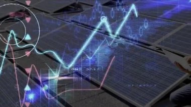 Teknisyenler güneş panellerinin yanında diz çöküp yüzen grafiklerle enerji verilerini izliyorlar. Yenilenebilir, teknoloji, yenilik, sürdürülebilirlik, mühendislik, veri, dijital