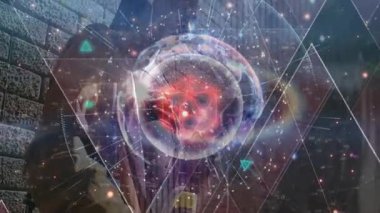 Teknoloji sahnesinde kulaklıklı akıllı telefon kullanan bir kadın dijital küreyi veri ile gösteriyor. Gelecekçi, kentsel, dijital, bağlantı, teknoloji, ağ oluşturma, yenilik