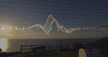 Renkli finans tablosu kıyı günbatımı manzarasında bankın teleskopunu gösteriyor. Manzara, günbatımı, manzara, gözlem, teknoloji, doğa, rahatlama