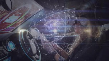 Fütüristik teknoloji kokpitinde gezinen bir kadın holografik veri akışı ve ağ küresi projeksiyonu yapıyor. Teknoloji, yenilik, dijital, bağlantı, sanal, girişim, modern