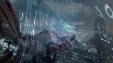 İş ellerinin holografik arayüzle etkileşimi ağ çizgileri ve veri çizelgelerini gösteriyor. Teknoloji, yenilik, dijital, ağ, analitik, kurumsal, gelecekçi