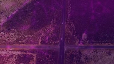 3D rendelenmiş T biçimli yol kavşağı iki beyaz arabanın mor dumandan geçtiğini gösteriyor. Hava, manzara, minimalist, ulaşım, seyahat, vahşi doğa, manzara