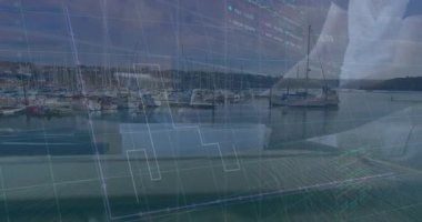 Yelkenli tekneler marina rıhtımlarında dikey desen oluşturarak şeffaf finans haritalarını örtüyor. Yat, navigasyon, yatırım, veri görselleştirme, lüks, çağdaş, denizcilik