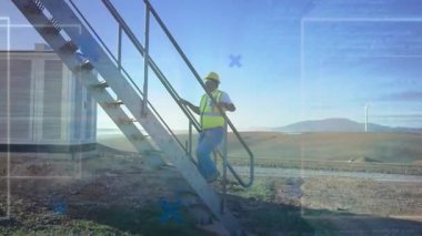 Bakım işçisi rüzgar çiftliğindeki merdivenlere tırmanıyor, enerji verilerini X simgeleriyle gösteriyor. Endüstriyel, inşaat, güvenlik, teknisyen, açık hava, sürdürülebilir, gelecekçi