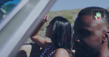 Tepelerde üstü açık araba kullanan çift, otomobil pazarlama performansını gösteren veri tablosu. Macera, açık hava, yaşam tarzı, özgürlük, seyahat, manzara, canlı