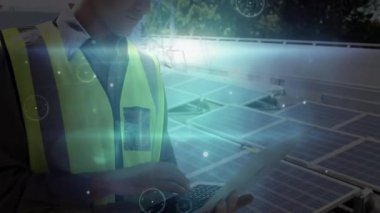 Enerji verilerini canlandıran animasyon ağ hatlarıyla çatıdaki güneş panellerini inceleyen teknisyen. Yenilenebilir, sürdürülebilirlik, teknolojik, kentsel, çevre dostu, yenilik, fütüristik