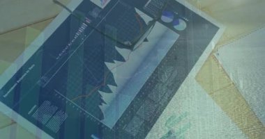 Mali analizler ahşap masanın üzerine yerleştirildi, defter, kalem, süzülen tablolar gösteriliyor. Analizler, finans, veri, rapor, üretkenlik, modern, profesyonel
