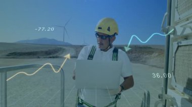 Saha teknisyeni, rüzgar çiftliğindeki platformda dizüstü bilgisayarda holografik veri örtüleri gösteriyor. Sanayi, teknoloji, yenilik, enerji, profesyonel, açık hava, dijital