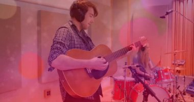 Kayıt stüdyosunda akustik gitar ve bateri çalan grup arkadaşları, animasyon ses dalgaları eşliğinde. Müzik, işbirliği, ses geçirmez, performans, yaratıcı, performans alanı, kayıt