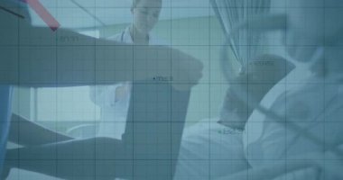 Kadın doktor ve asistan hastanedeki hasta verilerini inceliyor, animasyon sağlık grafikleri gösteriyor. Tıbbi, sağlık, klinik, tanı, analiz, teknoloji, profesyonel