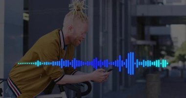 Akıllı telefon kullanarak bisiklete yaslanan adam teknoloji için renkli ses dalgalarını gösteriyor. Kentsel, yaşam tarzı, minimalist, canlı, dijital, teknoloji, modern