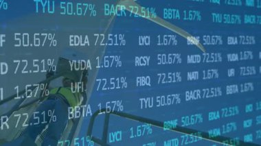 Endüstriyel teknisyen akıllı telefonu iş asansöründe tutuyor, yüzen finans veri kodlarını gösteriyor. Sanayi, güvenlik, teknoloji, veri, mühendislik, inşaat, profesyonel