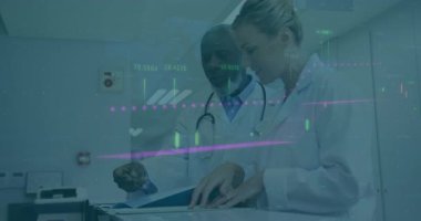 Hemşire istasyonunda şamdan ve trend çizelgelerini gösteren sağlık verilerini inceleyen iki doktor var. Tıbbi, işbirliği, profesyonel, görselleştirme, analitik, sağlık, takım çalışması