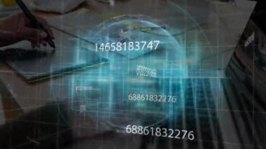 Masada not defterine yazan bir kadın, finans teknolojisi küresinin üstünü örtüyor ve sayısal şebeke yayıyor. Dijital, geleceksel, yenilikçi, teknoloji, ağ, veri, sanal