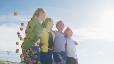 Açık havada kol kola yürüyen dört kadın, yüzen emoji ikonları ile sosyal medya pazarlaması ekliyor. Dostça, çeşitlilik, mutluluk, yoldaşlık, canlılık, yaşam tarzı, açık hava