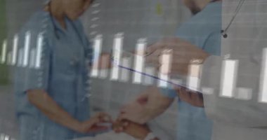 Klinikteki verileri inceleyen önlüklü sağlık uzmanları, yüzen bar çizelgeleri ve EKG ile birlikte. Tıbbi, teknolojik, klinik, analiz, teşhis, profesyonellik, kısır