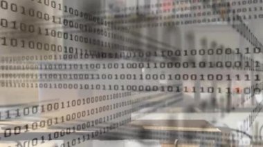 Masaları, sandalyeleri ve pencereleri gösteren ikili kod modern çalışma alanına yansıtılıyor. Fütüristik, teknoloji, yenilik, gösterişli, minimalizm, dijital, veri