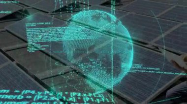 Veri küresi güneş enerjisini gölgelerken erkek teknisyen panellerin yanında dizüstü bilgisayar kullanıyordu. Yenilenebilir, teknoloji, yenilik, sürdürülebilirlik, dijital, enerji, gelecek