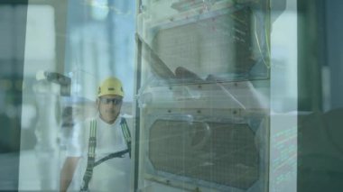 Endüstriyel teknisyen, sabit şapka ve emniyet kemeri takıp dijital çizelgeleri kaplayan makineleri inceliyor. Teknisyen, sanayi, güvenlik, veri, analiz, açık hava, mühendislik