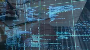 Teknoloji atölyesinde dizüstü bilgisayarda yazan kadın animasyon kodları ve şebeke çizgileri gösteriyor. Teknoloji, kodlama, programlama, dijital, çalışma alanı, minimalist, yenilikçi