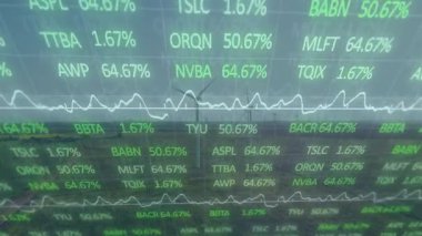 Merkez rüzgar türbini yarı saydam yeşil borsa saatleri ve kaydırma çizgisi grafikleriyle çevrili. Sürdürülebilirlik, yenilenebilirlik, teknoloji, analitik, çevre, yenilik, ekonomi