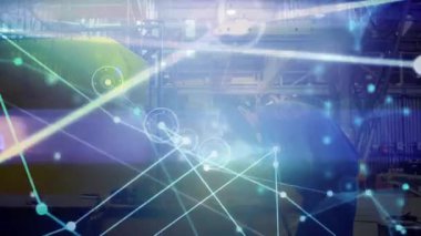 Fabrikada kaynak yapan fabrika işçisi, veri ağı örtüsüyle kıvılcımları harmanlıyor. Sanayi, üretim, otomasyon, teknoloji, işçilik, çelik, mühendislik