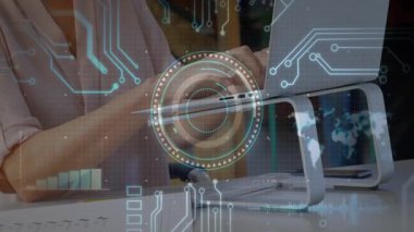 Teknoloji atölyesindeki dokunmatik ekran cihazıyla etkileşim halinde olan bir kadın HUD grafiği ve dünya haritası gösteriyor. Teknoloji, yenilik, dijital, modern, veri, iletişim, ilerleme