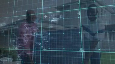 İki erkek güneş enerjisi kurucusu banliyö ön bahçesindeki güneş panelini kaldırıyor, yüzen ızgara örtüsünü gösteriyor. Teknoloji, yenilenebilir, yenilik, takım çalışması, sürdürülebilirlik, modern, açık hava