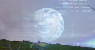 Türbinin yanında dönen holografik dünya küresi, ızgara şeması, kod, hisse senedi oklarını gösteriyor. Teknoloji, yenilik, sürdürülebilirlik, fütürizm, veri, çevre, dijital