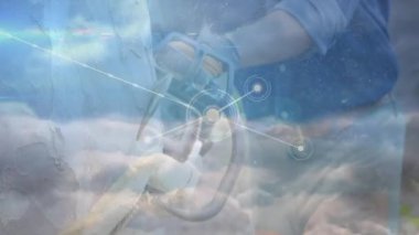 Ormancılık teknolojisi sahnesinde parlayan dijital ağ örtüsünü gösteren güç kesiciyi kullanan adam. Açık hava işi, endüstriyel, teknoloji, ormancılık, ekipman, dayanıklı, ağ oluşturma