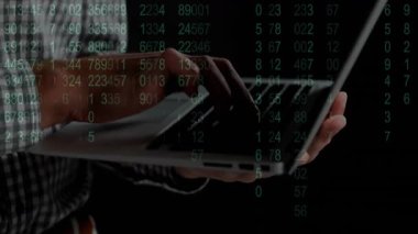 Teknoloji stüdyosunda dizüstü bilgisayarda yazılım geliştirici, animasyon yeşil kod kaplamalı. Teknoloji, kodlama, yenilik, siber güvenlik, dijital, programlama, fütürist