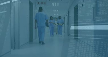 Hastane koridorunda yürüyen sağlık uzmanları yüzen şifreleme kodlarıyla çizelgeleri gözden geçiriyorlar. Tıbbi, sağlık, dijital, güvenlik, teknoloji, takım çalışması, klinik