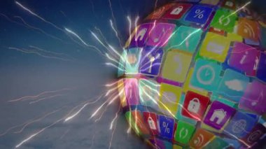 Bulutların üzerinde kıvılcımlar ve izler yayarak dönen renkli uygulama simgelerinden oluşan üç boyutlu küre. Teknoloji, yenilik, dijital, bağlantı, fütüristik, siber, soyut