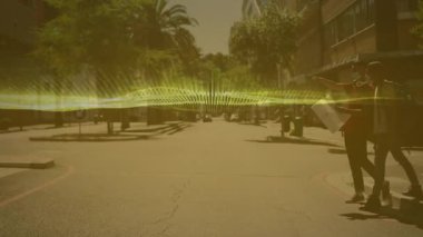 İki öğrenci kampüs caddesinde yüzen iğne ve çizelgelerle eğitim haritasını araştırıyor. Kentsel, seyahat, gençlik, keşif, topluluk, modern, açık hava