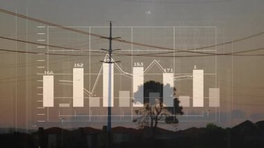 Karanlık gökyüzünden yansıyan veri görüntüleme çubuk çizelgeleri, çizgi grafikleri, iletim kulesi. Gelecekçi, teknoloji, analitik, kentsel, modern, altyapı, ağ